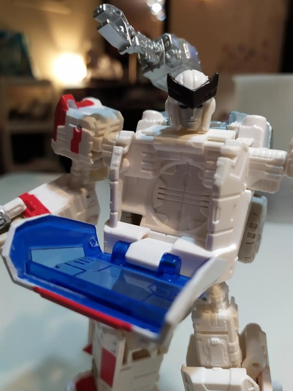 Transformers Siege Ratchet More In Hand Photos Showing Repair Bay Mode And Up Close Details 03 (3 of 12)